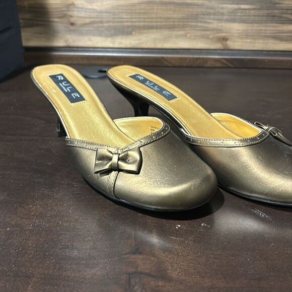 Rule by Steve Madden Gold Bronze Slip-on Kitten Heels with Bows Size 8.5 - Picture 5 of 10